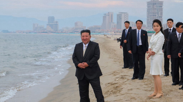 Cette photo prise le 24 juin 2025 et publiée par l'agence de presse officielle nord-coréenne Korean Central News Agency (KCNA) le 26 juin 2025 montre le dirigeant nord-coréen Kim Jong Un (à gauche) et sa fille Kim Ju Ae (à droite) visitant la zone touristique côtière de Wonsan Kalma dans la province de Kangwon, en Corée du Nord.