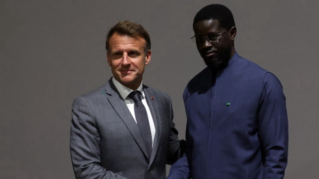 Le président français Emmanuel Macron et le président sénégalais Bassirou Diomaye Faye se serrent la main lors d'une réunion tenue dans le cadre de la 4e Conférence internationale des Nations unies sur le financement et le développement à Séville, en Espagne, le 30 juin 2025. 