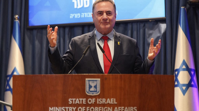 Le ministre israélien des affaires étrangères sortant, Israël Katz, s'exprime lors d'une cérémonie de passation de pouvoirs avec son successeur, Gideon Saar, au ministère des affaires étrangères à Jérusalem, le 10 novembre 2024.