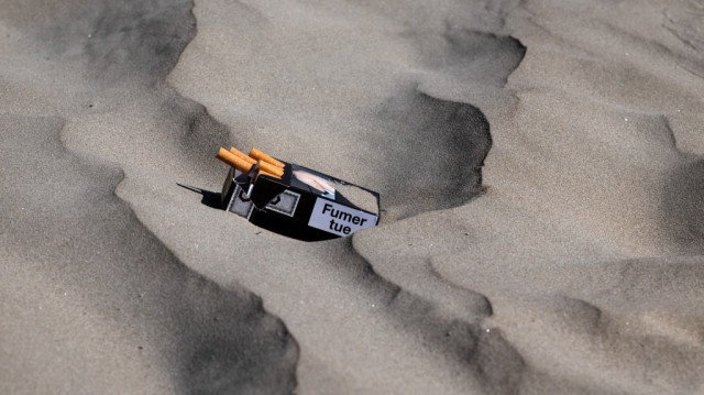 Un paquet de cigarettes sur une plage de Saint-Nic, dans l'ouest de la France, le 24 juin 2025. 
