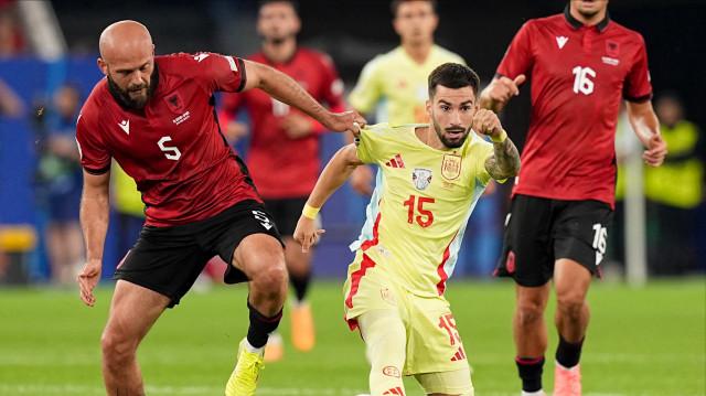 Almanya'nın ev sahipliğinde düzenlenen 2024 Avrupa Futbol Şampiyonası (EURO 2024) B Grubu'nda Arnavutluk ile İspanya takımları Düsseldorf Arena'da karşı karşıya geldi. Bir pozisyonda Arnavutluk takımından Arlind Ajeti (5) ile İspanya takımından Alex Baena (15), mücadele etti.