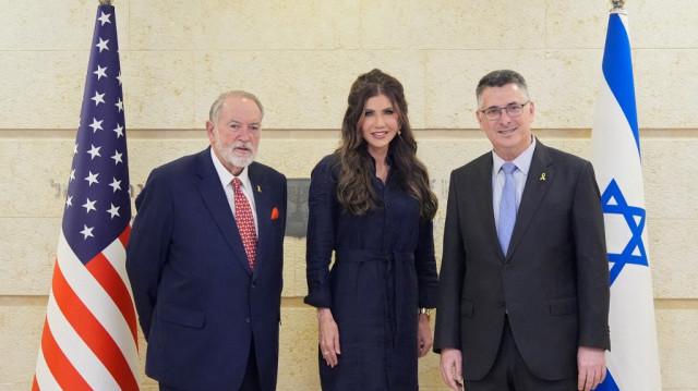 La secrétaire américaine à la sécurité intérieure, Kristi Noem, et l'ambassadeur américain en Israël, Mike Huckabee (G), posent pour une photo avec le ministre israélien des Affaires étrangères, Gideon Sa'ar, avant leur rencontre à Jérusalem, le 26 mai 2025.