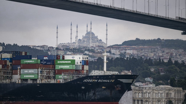 Un porte-conteneurs traverse le Bosphore à Istanbul.