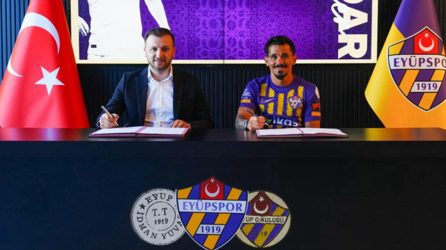 Serdar Gürler'in imza törenine asbaşkan Fatih Kulaksız katıldı.