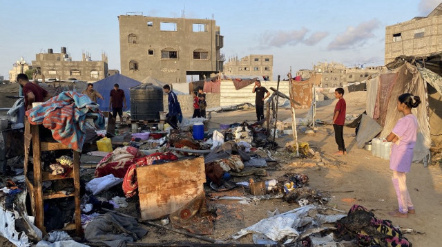 Des personnes inspectent les dégâts après une frappe israélienne sur un camp abritant des Palestiniens déplacés à Khan Yunis, dans le sud de la bande de Gaza, le 2 juillet 2025.