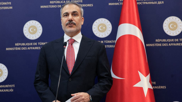 Le ministre turc des Affaires étrangères Hakan Fidan prend la parole lors d'une conférence de presse conjointe avec le ministre britannique des Affaires étrangères à la suite de leur réunion à Ankara le 30 juin 2025.