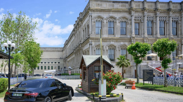 Une délégation russe et ukrainienne arrive au palais de Ciragan pour la deuxième réunion entre les délégations russe et ukrainienne pour les pourparlers de paix à Istanbul, le 2 juin 2025.