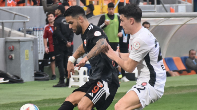 Trendyol 1. Lig'in 29. haftasında Adanaspor ile Solwie Energy Fatih Karagümrük, Yeni Adana Stadyumu'nda karşılaştı. Bir pozisyonda Adanasporlu Candeias (solda) ile Fatih Karagümrüklü Emir Tintiş (sağda) mücadele etti.