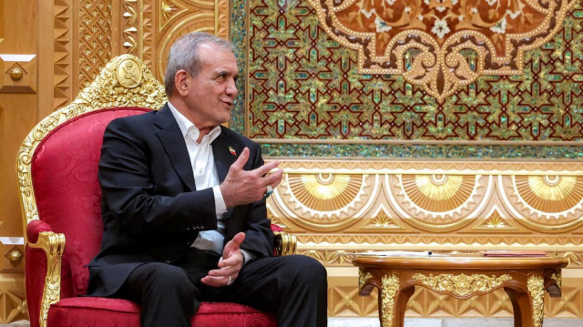 Cette photo fournie par le bureau présidentiel iranien montre le président iranien Masoud Pezeshkian lors de sa rencontre avec le sultan d'Oman au palais royal d'al-Alam à Mascate, le 27 mai 2025.