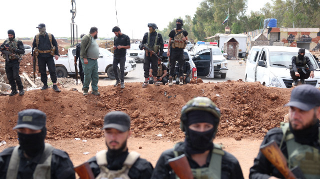 Les forces de sécurité du gouvernement syrien ont mis en place un point de contrôle dans la ville de Busra al-Hariri, à l'est de la ville de Sweida, le 20 juillet 2025, pour empêcher les combattants tribaux armés d'avancer vers la ville.