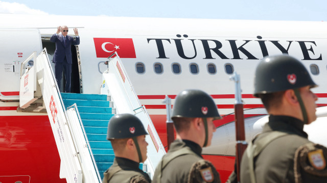 Le président Recep Tayyip Erdoğan s'est rendu en République turque de Chypre du Nord (RTCN) pour assister à la cérémonie au monument Atatürk à Nicosie et à la cérémonie officielle de la Journée de la paix et de la liberté du 20 juillet. Le président Erdoğan a salué les personnes venues l'accueillir.