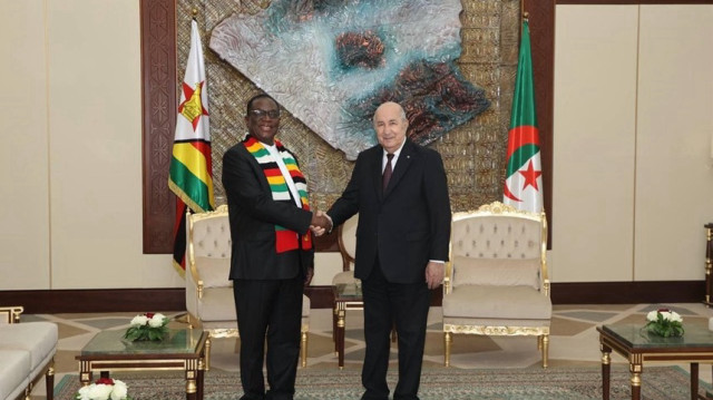 Le président algérien, Abdelmadjid Tebboune et son homologue, Zimbabwéen, Emmerson Mnangagwa lors de la cérémonie de signature des accords. 