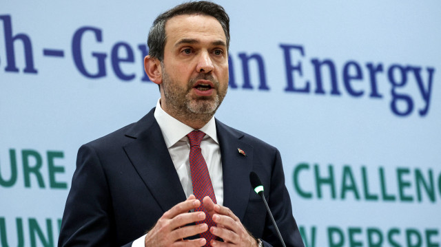 Le ministre turc de l'Énergie et des Ressources naturelles, Alparslan Bayraktar, prononce un discours lors du forum turco-allemand sur l'énergie à Ankara, le 27 octobre 2023.