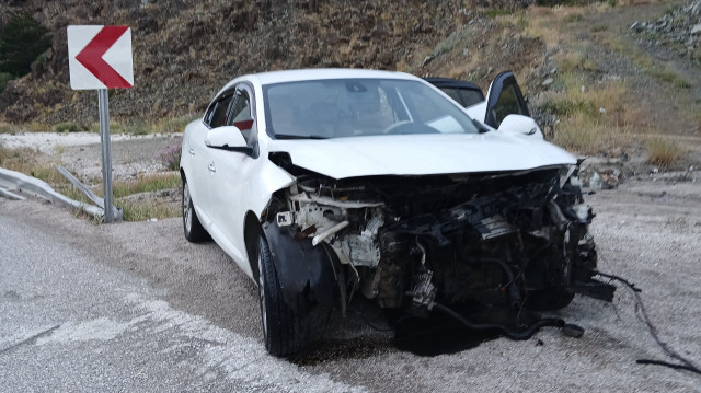 Yaralılar, ambulanslarla hastaneye kaldırıldı.