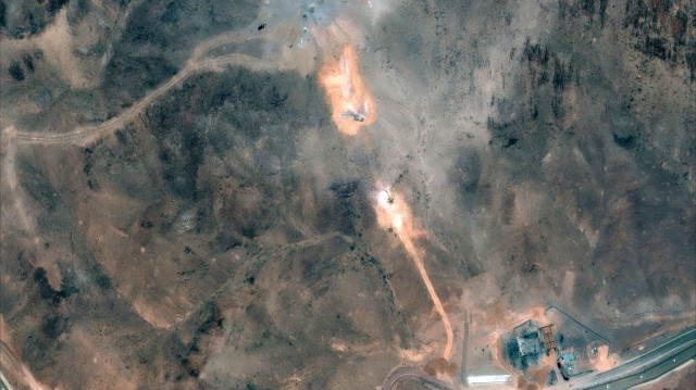 Cette image satellite fournie par Maxar Technologies et datée du 1er juillet 2025 montre l'activité près du bâtiment périphérique et des trous sud causés par la frappe aérienne américaine du 22 juin sur le complexe de l'usine d'enrichissement de combustible de Fordo (Fordow), à environ 30 kilomètres au nord de Qom, dans le centre de l'Iran.
