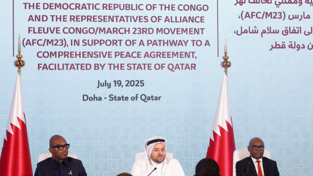 Le négociateur en chef du Qatar, Mohammed al-Khulaifi (C), s'adresse aux médias alors qu'il est assis entre le médiateur de paix Sumbu Sita Mambu, un haut représentant du chef de l'État de la République démocratique du Congo (G) et le secrétaire exécutif du groupe armé M23 soutenu par le Rwanda, Benjamin Mbonimp (D), lors de la signature d'un accord de cessez-le-feu à Doha le 19 juillet 2025 pour mettre fin aux combats qui ont dévasté l'est du pays, riche en minerais mais déchiré par le conflit.