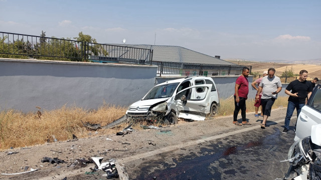 Kaza nedeniyle bir süre trafiğe kapanan yol, ekiplerin çalışmasının ardından yeniden ulaşıma açıldı.