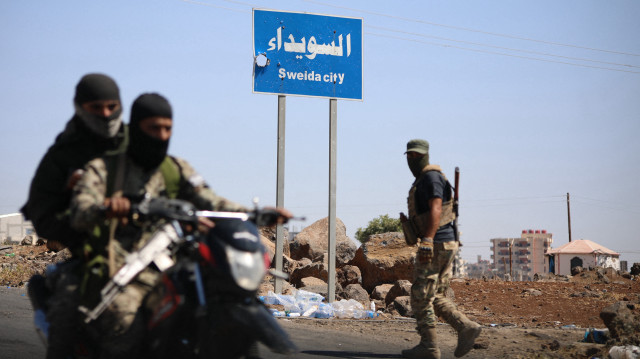 Des combattants tribaux et bédouins se déploient dans le quartier ouest de la ville de Sweida, à majorité druze, dans le sud de la Syrie, au milieu d'affrontements avec des hommes armés druzes, le 19 juillet 2025. 