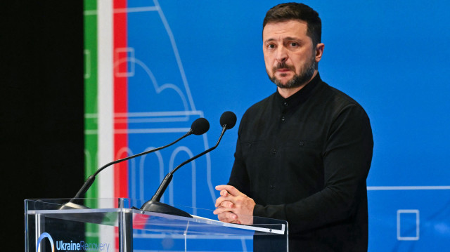Le président ukrainien Volodymyr Zelensky s'adresse à la presse lors de la Conférence sur la reconstruction de l'Ukraine 2025 (URC2025) au Centre des congrès de Rome, le 10 juillet 2025. La réunion des dirigeants internationaux vise à mobiliser le soutien, y compris les investissements privés, pour la reconstruction de l'Ukraine, alors même que la Russie intensifie ses attaques.