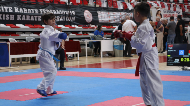 Asya Önel Türkiye Minikler Karate Şampiyonası, Tekirdağ'da sona erdi. Türkiye Karate Federasyonu tarafından Çorlu 100. Yıl Kapalı Spor Salonu'nda düzenlenen şampiyonaya, 47 ilden 1300 sporcu katıldı.

