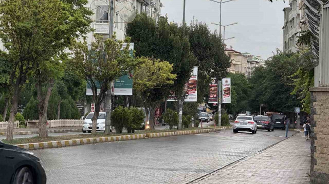 IĞDIR'DA KAVURUCU SICAKLARIN ARDINDAN SAĞANAK YAĞIŞ ETKİLİ OLDU