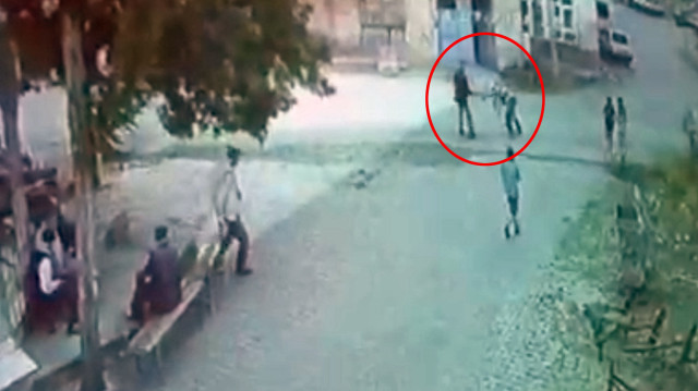 Silahıyla köy meydanını basan yaşlı adam köylülere kabusu yaşattı.