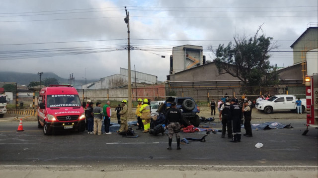 Au moins neuf personnes sont mortes et trois autres ont été blessées dans une collision spectaculaire entre deux véhicules survenue tôt dimanche 21 juillet, 2025 sur l'autoroute Montecristi-Manta, Equateur, ont rapporté les autorités.