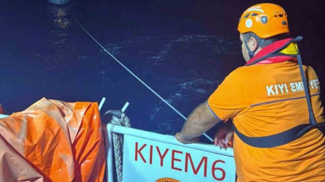 Muğla'nın Köyceğiz ilçesi açıklarında sürüklenen teknedeki 6 kişi ekiplerce kurtarıldı
