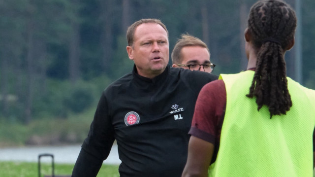 Teknik direktör Marcel Licka, idmanda oyunculara uyarılarda bulunuyor.