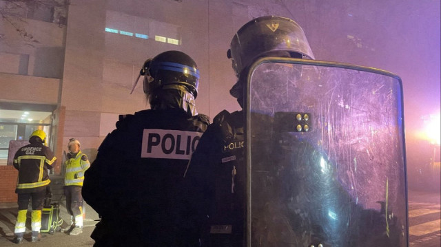 Plus de 50 individus ont tendu un guet-apens aux policiers dans le quartier de La Devèze à Béziers. Un policier a été blessé. Plusieurs voitures, des poubelles et un appartement ont été incendié.