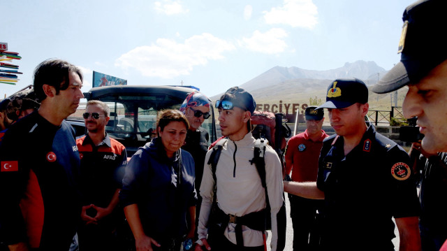 Kayseri'de, Erciyes Dağı'na tırmanırken mahsur kalan genç dağcı kurtarıldı.