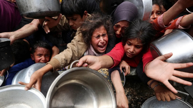 غزة تموت جوعا.. وفاة 19 فلسطينيا تجويعا ومقتل 95 منتظرا للمساعدات