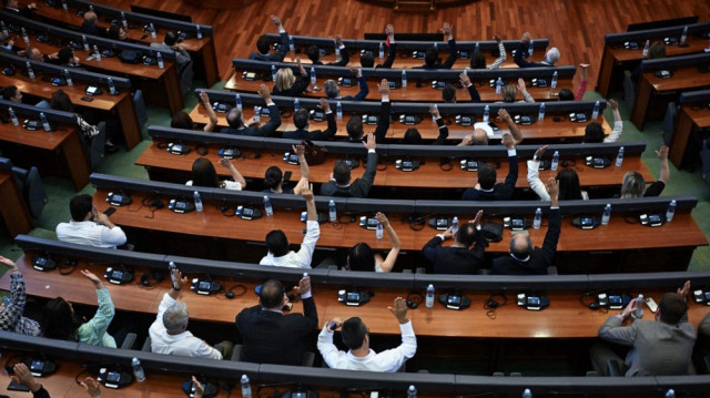 Les membres du Parlement du Kosovo votent lors d'une session dans la salle plénière du Parlement du Kosovo à Pristina, le 13 juillet 2025.