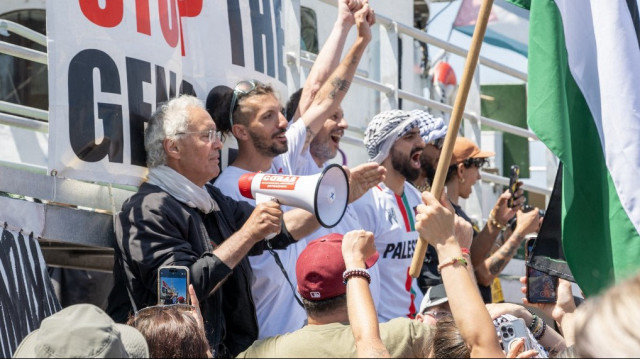 Les membres d'équipage assistent au départ du bateau "Handala" de la Flottille de la liberté vers Gaza dans un port de Syracuse, en Sicile, dans le sud de l'Italie, le 13 juillet 2025.