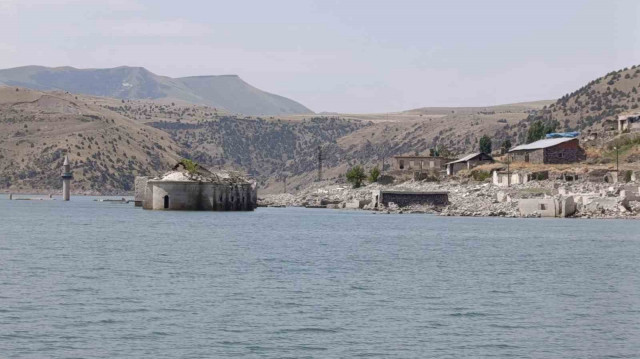 Karakurt Baraj Gölü'nde sular çekildi, tarihi köy yeniden ortaya çıktı.