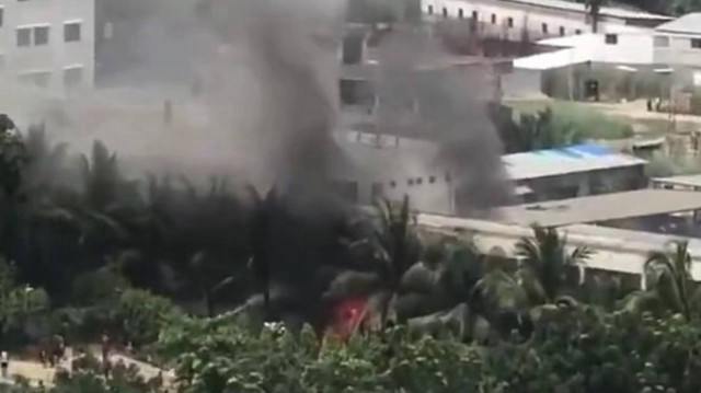 Bangladeş'te savaş uçağı üniversite kampüsüne düştü