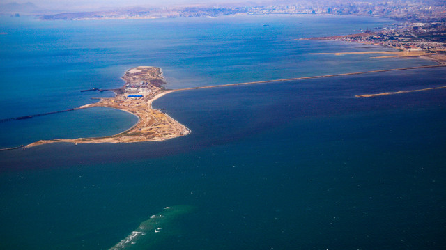 Уровень Каспийского моря опустился ниже исторического минимума.