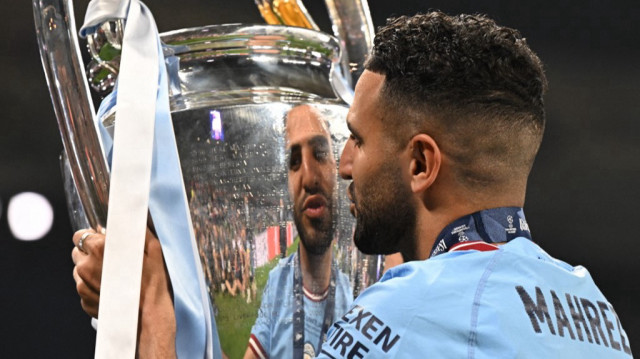 Le milieu de terrain algérien de Manchester City, le n°26 Riyad Mahrez, pose avec le trophée de la Ligue des champions au stade olympique Atatürk d’Istanbul, le 10 juin 2023.