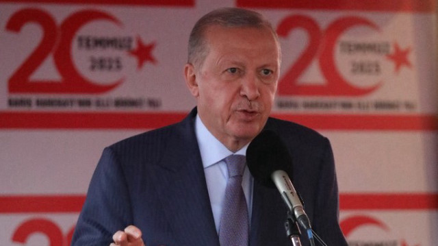 Le président turc Recep Tayyip Erdogan prononce un discours lors d'un défilé militaire commémorant l'invasion de Chypre par la Türkiye en 1974 et l'établissement de la ”République turque de Chypre du Nord” (RTCN) autoproclamée, dans la partie nord de la capitale de l'île, Nicosie, le 20 juillet 2025.