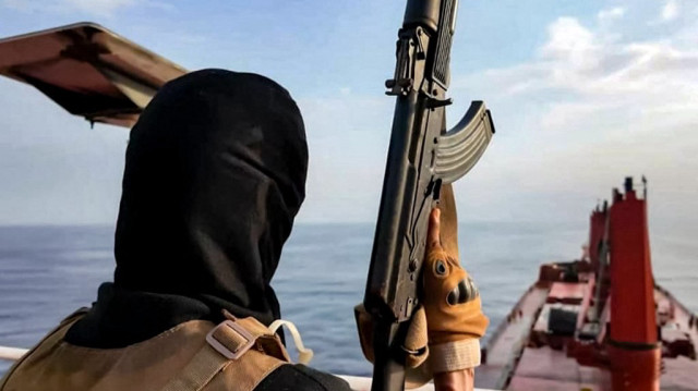 Cette image diffusée par le centre des médias de Huthi Ansarullah au Yémen le 8 juillet 2025 montre des combattants affiliés à Huthi en train de mener une attaque contre le vraquier Magic Seas, battant pavillon libérien, en mer.