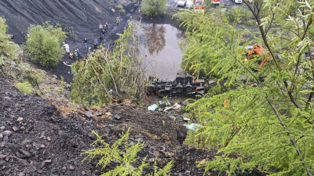 Au moins 14 personnes ont été tuées et sept blessées après la chute d'un bus sur une pente de 25 mètres en Russie, le 21 juillet 2025. Le bus transportait 36 personnes et servait de bus de transport pour les travailleurs d'une mine de charbon locale.
