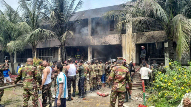 L’accident, survenu lors d’un vol d’entraînement, est le plus meurtrier depuis des décennies au Bangladesh. Une journée de deuil national a été décrétée.