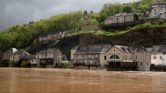 Cette photographie montre la rivière « la Vézère » en crue à Terrason-Lavilledieu, dans le sud-ouest de la France, le 21 avril 2025. Après la Dordogne, la Gironde et la Corrèze, la Charente et la Charente-Maritime ont également été placées en vigilance orange par Météo-France pour cause d'inondations, qui ont causé des « dégâts très limités » et n'ont fait aucune victime.