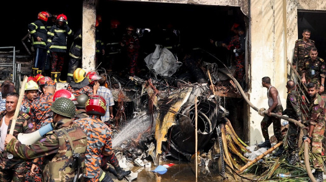 Les pompiers et les agents de sécurité du Bangladesh mènent une opération de recherche et de sauvetage après qu'un avion d'entraînement de l'armée de l'air s'est écrasé sur une école à Dhaka le 21 juillet 2025. Au moins 16 personnes, principalement des élèves, ont été tuées le 21 juillet lorsqu'un avion d'entraînement de l'armée de l'air bangladaise s'est écrasé sur le campus d'une école dans la capitale Dhaka, a déclaré le gouvernement.