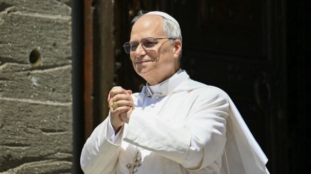 Le pape Léon XIV salue la foule après la prière de l'Angélus sur la Piazza della Liberta (Place de la Liberté) devant le Palazzo Apostolico (Palais apostolique) dans le domaine papal d'été de Castel Gandolfo, à 40 km au sud-est de Rome, le 20 juillet 2025.
