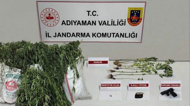 Adreslerde yapılan aramalarda, çeşitli miktarlarda uyuşturucu madde ele geçirildi.