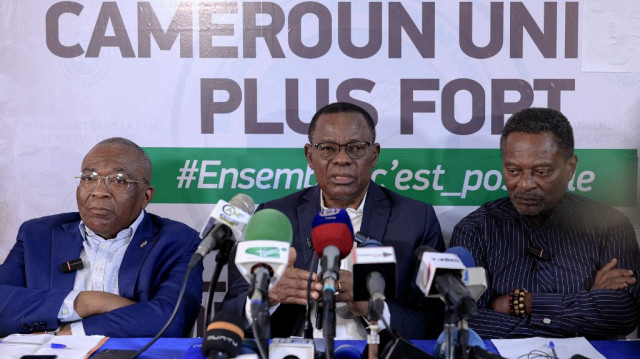Le politicien camerounais Maurice Kamto (C), nouvellement désigné candidat à la présidence du Mouvement africain pour une nouvelle indépendance et la démocratie (MANIDEM), s'exprime lors d'une conférence de presse à Yaoundé, le 19 juillet 2025.