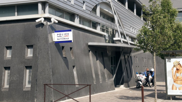 Deux policiers attendent devant le commissariat de police de Villiers-le-Bel, commune française située à l'extrémité sud-est du Val-d'Oise en région Île-de-France. 