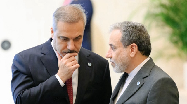Le ministre iranien des Affaires étrangères Abbas Araghchi (à droite) s'entretient avec le ministre turc des Affaires étrangères Hakan Fidan (à gauche) devant la photo de famille lors de la 51e session du Conseil des ministres des Affaires étrangères de l'Organisation de la coopération islamique (OCI) à Istanbul, le 21 juin 2025.