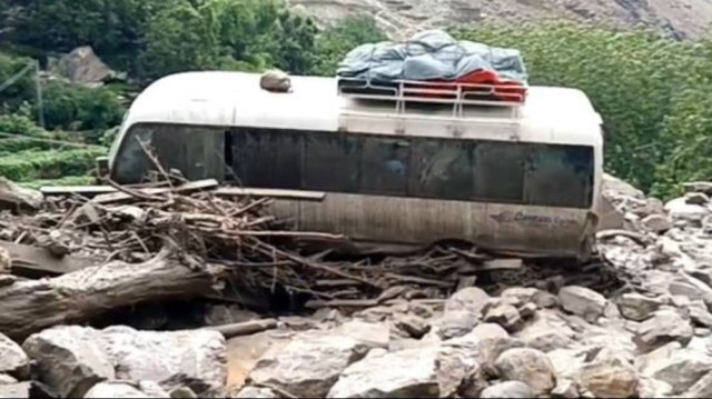 ملک بھر میں حالیہ بارشوں کے باعث اب تک کم از کم 221 افراد جان کی بازی ہار چکے ہیں 